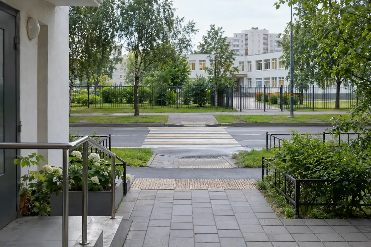 Пешеходный путь от жилого дома к школе через переход
